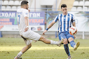 Ο Βρεττός (αριστερά) σε μία προσπάθειά του από το ματς στο Αιγάλεω