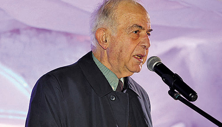 ΛΑΜΠΡΙΝΟΣ ΦΩΤΑΓΩΓΗΣΗ ΔΕΝΤΡΟΥ ΧΡΙΣΤΟΥΓΕΝΝΑ