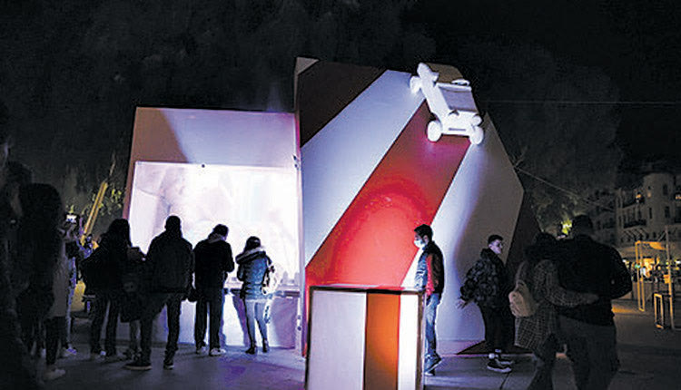 ΦΩΤΑΓΩΓΗΘΗΚΕ ΤΟ ΒΡΑΔΥ ΤΗΣ ΠΑΡΑΣΚΕΥΗΣ Eμβολιαστικό κέντρο μέσα στο Χριστουγεννιάτικο Κάστρο