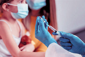 Τα πρώτα εμβόλια κατά του κοροναϊού για παιδιά 5 με 11 ετών φθάνουν στην Ελλάδα την επόμενη Δευτέρα 13 Δεκεμβρίου.