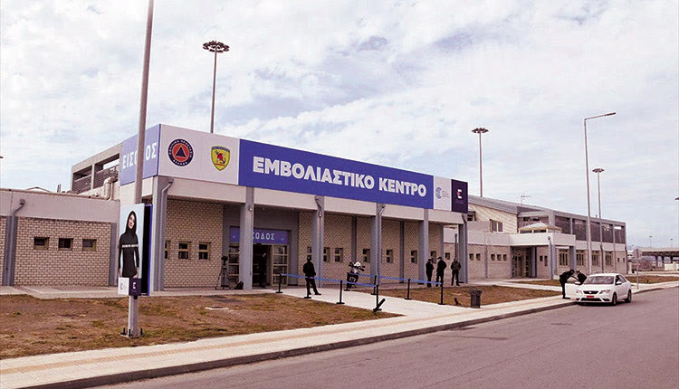 Ο κόσμος σπεύδει στα εμβολιαστικά κέντρα για την τρίτη ή την πρώτη δόση