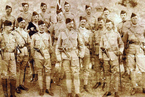 ΦΩΤΟΗΜΕΡΑΣ: Ουαλοί στρατιώτες το 1897 στην Κρήτη. Ένας από αυτούς κρατά μια μαύρη γάτα.