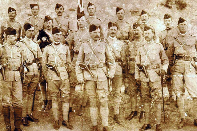 ΦΩΤΟΗΜΕΡΑΣ: Ουαλοί στρατιώτες το 1897 στην Κρήτη. Ένας από αυτούς κρατά μια μαύρη γάτα.