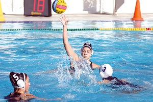 Φάση από το παιχνίδι των νεανίδων του ΟΦΗ με τον ΝΟΧ