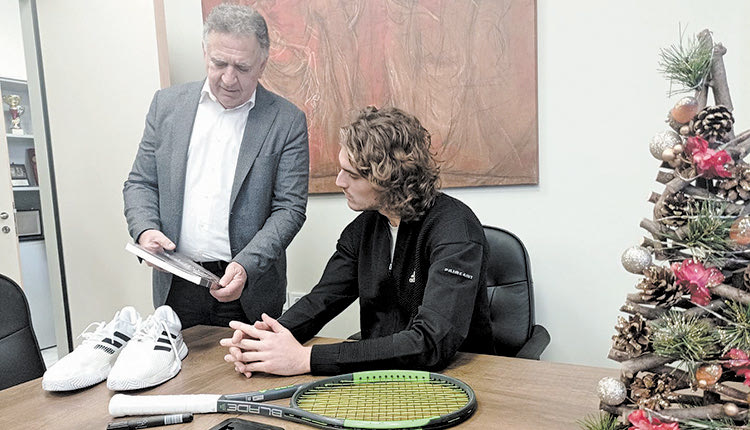 Ο ΤΣΙΤΣΙΠΑΣ ΕΠΑΙΞΕ ΜΑΖΙ ΤΟΥΣ ΤΕΝΙΣ, ΠΟΔΟΣΦΑΙΡΟ, ΕΠΙΣΚΕΦΘΗΚΕ ΤΟΥΣ ΟΙΚΙΣΚΟΥΣ ΚΑΙ ΔΩΡΙΣΕ ΕΝΑ ΖΕΥΓΑΡΙ ΠΑΠΟΥΤΣΙΑ ΤΟΥ ΜΕ ΤΗΝ ΥΠΟΓΡΑΦΗ ΤΟΥ ΣΤΟΝ ΔΗΜΑΡΧΟ ΜΙΝΩΑ  Έδωσε χαρά στα παιδιά του σεισμόπληκτου Αρκαλοχωρίου