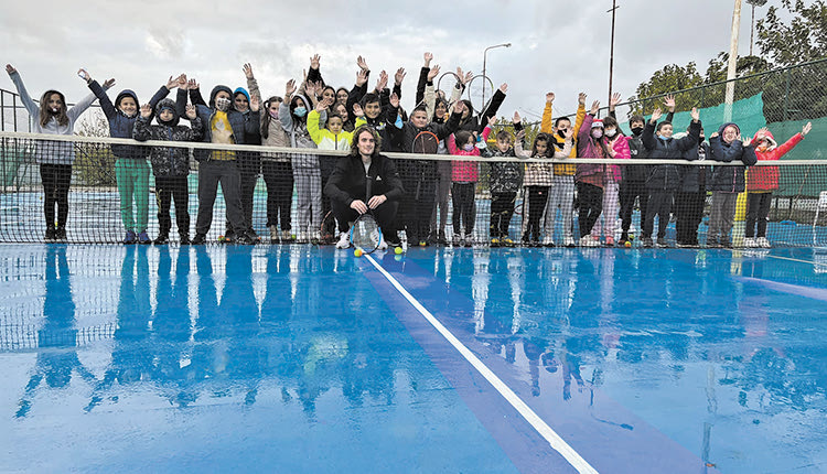 Ο ΤΣΙΤΣΙΠΑΣ ΕΠΑΙΞΕ ΜΑΖΙ ΤΟΥΣ ΤΕΝΙΣ, ΠΟΔΟΣΦΑΙΡΟ, ΕΠΙΣΚΕΦΘΗΚΕ ΤΟΥΣ ΟΙΚΙΣΚΟΥΣ ΚΑΙ ΔΩΡΙΣΕ ΕΝΑ ΖΕΥΓΑΡΙ ΠΑΠΟΥΤΣΙΑ ΤΟΥ ΜΕ ΤΗΝ ΥΠΟΓΡΑΦΗ ΤΟΥ ΣΤΟΝ ΔΗΜΑΡΧΟ ΜΙΝΩΑ  Έδωσε χαρά στα παιδιά του σεισμόπληκτου Αρκαλοχωρίου