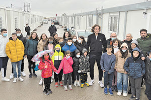 Ο ΤΣΙΤΣΙΠΑΣ ΕΠΑΙΞΕ ΜΑΖΙ ΤΟΥΣ ΤΕΝΙΣ, ΠΟΔΟΣΦΑΙΡΟ, ΕΠΙΣΚΕΦΘΗΚΕ ΤΟΥΣ ΟΙΚΙΣΚΟΥΣ ΚΑΙ ΔΩΡΙΣΕ ΕΝΑ ΖΕΥΓΑΡΙ ΠΑΠΟΥΤΣΙΑ ΤΟΥ ΜΕ ΤΗΝ ΥΠΟΓΡΑΦΗ ΤΟΥ ΣΤΟΝ ΔΗΜΑΡΧΟ ΜΙΝΩΑ Έδωσε χαρά στα παιδιά του σεισμόπληκτου Αρκαλοχωρίου