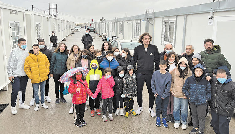 Ο ΤΣΙΤΣΙΠΑΣ ΕΠΑΙΞΕ ΜΑΖΙ ΤΟΥΣ ΤΕΝΙΣ, ΠΟΔΟΣΦΑΙΡΟ, ΕΠΙΣΚΕΦΘΗΚΕ ΤΟΥΣ ΟΙΚΙΣΚΟΥΣ ΚΑΙ ΔΩΡΙΣΕ ΕΝΑ ΖΕΥΓΑΡΙ ΠΑΠΟΥΤΣΙΑ ΤΟΥ ΜΕ ΤΗΝ ΥΠΟΓΡΑΦΗ ΤΟΥ ΣΤΟΝ ΔΗΜΑΡΧΟ ΜΙΝΩΑ Έδωσε χαρά στα παιδιά του σεισμόπληκτου Αρκαλοχωρίου
