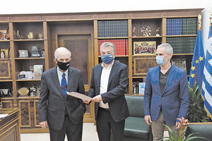 Την ένταξη υπέγραψε χθες στην Περιφέρεια Κρήτης ο περιφερειάρχης κ.Σταύρος Αρναουτάκης παρουσία του δημάρχου Ηρακλείου κ. Βασίλη Λαμπρινού και του αντιδημάρχου Τεχνικών Έργων κ.Γιάννη Αναστασάκη.