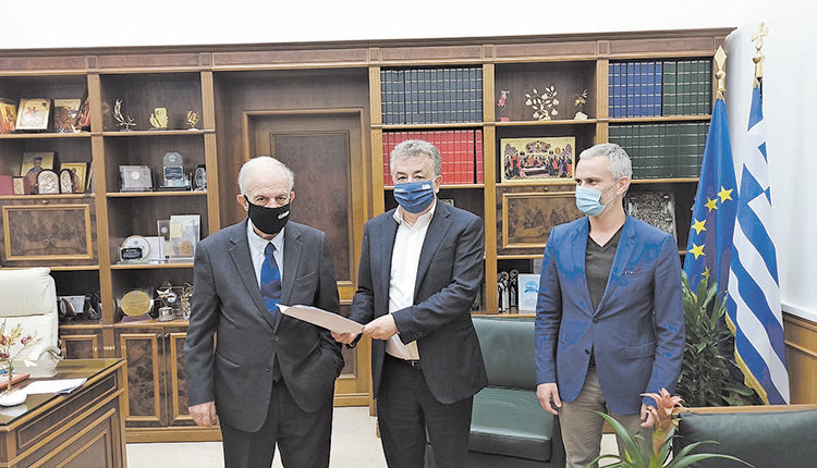 Την ένταξη υπέγραψε χθες στην Περιφέρεια Κρήτης ο περιφερειάρχης κ.Σταύρος Αρναουτάκης παρουσία του δημάρχου Ηρακλείου κ. Βασίλη Λαμπρινού και του αντιδημάρχου Τεχνικών Έργων κ.Γιάννη Αναστασάκη.