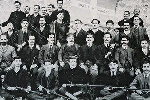 ΦΩΤΟΗΜΕΡΑΣ: Ηρακλειώτες την εποχή του αναβρασμού και των επαναστάσεων στις αρχές του 20ου αιώνα. Στο κέντρο με την κρητική φορεσιά ο καπετάν Πολυξίγκης. Φωτογραφία Γ. Μαρκουλάκης