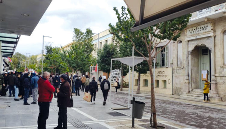 Συμπαράσταση από δεκάδες συγκεντρωμένους είχαν οι 8 συλληφθέντες έξω από το Δικαστικό Μέγαρο Ηρακλείου