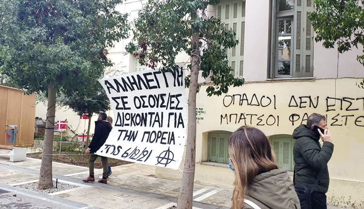 Συμπαράσταση από δεκάδες συγκεντρωμένους είχαν οι 8 συλληφθέντες έξω από το Δικαστικό Μέγαρο Ηρακλείου