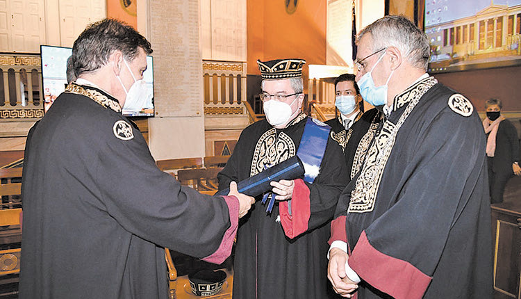 Επίτιμος διδάκτορας του Τμήματος Ιατρικής της Σχολής Επιστημών Υγείας του Εθνικού και Καποδιστριακού Πανεπιστημίου Αθηνών (ΕΚΠΑ) αναγορεύθηκε ο καθηγητής Πολιτικής και Διοίκησης της Υγείας της Ιατρικής Σχολής του Imperial College London, Ηλίας Μόσιαλος