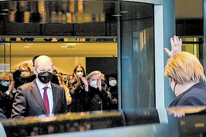 Έπειτα από 16 χρόνια η Γερμανία άλλαξε σελίδα. Χθες το απόγευμα  η 'Αγκελα Μέρκελ παρέδωσε το γραφείο της στον Όλαφ Σολτς, ευχόμενη «καλή επιτυχία και καλούς χειρισμούς για τη χώρα».