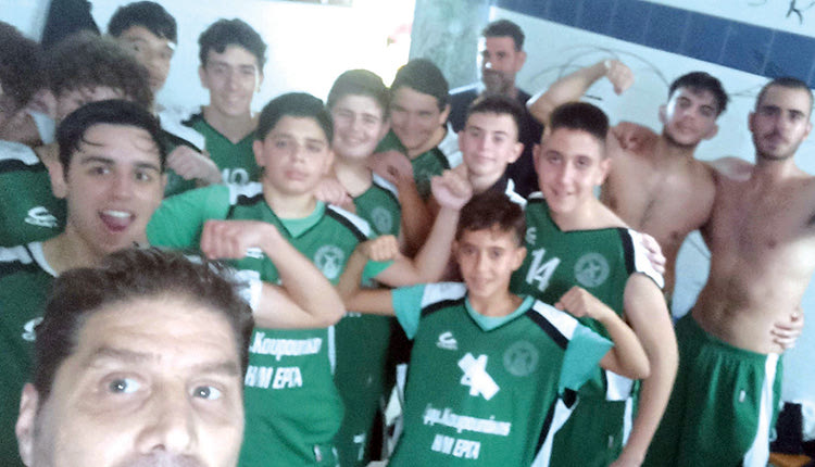 Οι παίκτες του Σητειακού πανηγυρίζουν τη νίκη τους επί της Μεσσαράς στο τέλος