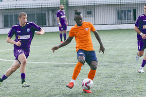 Ο Ενγκουέμ ανάμεσα σε Λούσι (αριστερά) και τον σκόρερ Αζίζι