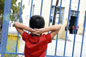 Με δύο χρόνια φυλάκιση θα τιμωρούνται οι γονείς που δεν στέλνουν τα παιδιά τους στο σχολείο