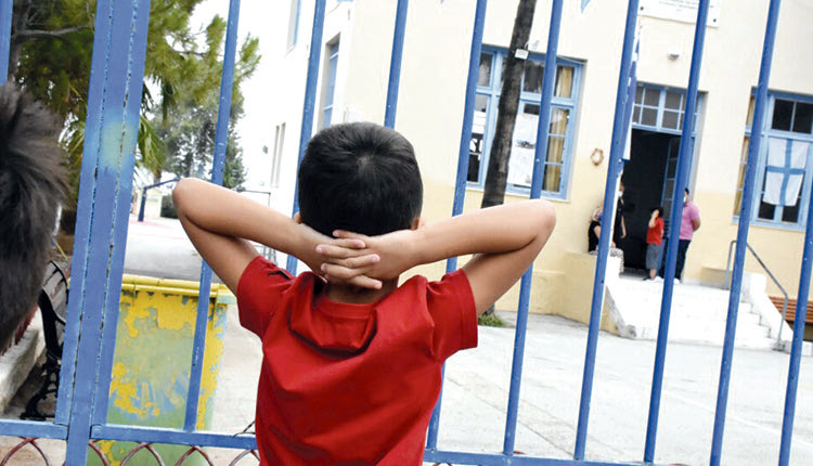 Με δύο χρόνια φυλάκιση θα τιμωρούνται οι γονείς που δεν στέλνουν τα παιδιά τους στο σχολείο