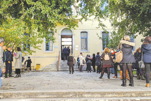 Κατά τη διάρκεια της εκδίκασης της υπόθεσης έξω από το Δικαστικό Μέγαρο Χανίων παρέμεναν συγκεντρωμένοι εκπαιδευτικοί σε ένδειξη συμπαράστασης προς τις συναδέλφισσές τους