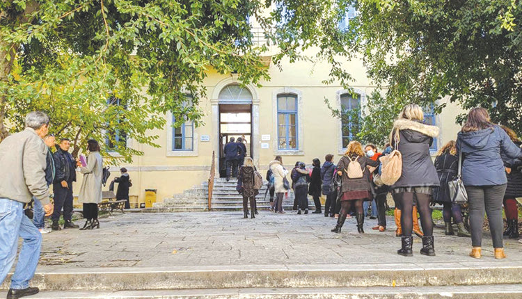 Κατά τη διάρκεια της εκδίκασης της υπόθεσης έξω από το Δικαστικό Μέγαρο Χανίων παρέμεναν συγκεντρωμένοι εκπαιδευτικοί σε ένδειξη συμπαράστασης προς τις συναδέλφισσές τους