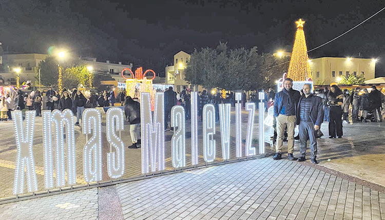 Εντυπωσίασε η φωταγώγηση του χριστουγεννιάτικου δέντρου στο Γάζι