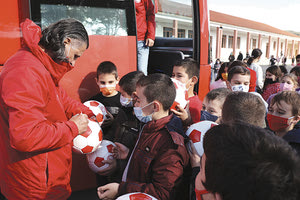 Ο παλαίμαχος του Ολυμπιακού Νίκος Βαμβακούλας μοίρασε μπάλες σε μαθητές του Αρκαλοχωρίου