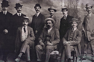 ΦΩΤΟΗΜΕΡΑΣ: Ηράκλειο 1909 “Σύλλογος Σολωμός”. Μέλη της ομάδας δημοτικιστών του Ηρακλείου που ιδρύθηκε με πρωτοβουλία του Δημήτρη Ταγκόπουλου. Διακρίνονται από αριστερά όρθιοι: Λευτέρης Αλεξίου, Γιάννης Καλημεράκης, Γιώργος Λουλακάκης, Ραδάμανθυς Αλεξίου, Μιχάλης Αναστασίου, Μανόλης Γεωργιάδης. Καθιστοί: Γιάννης Σταυριδάκης, Δημ. Ταγκόπουλος, Κωστής Χαριτάκης.