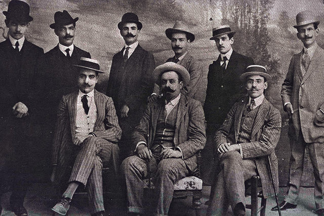 ΦΩΤΟΗΜΕΡΑΣ: Ηράκλειο 1909 “Σύλλογος Σολωμός”. Μέλη της ομάδας δημοτικιστών του Ηρακλείου που ιδρύθηκε με πρωτοβουλία του Δημήτρη Ταγκόπουλου. Διακρίνονται από αριστερά όρθιοι: Λευτέρης Αλεξίου, Γιάννης Καλημεράκης, Γιώργος Λουλακάκης, Ραδάμανθυς Αλεξίου, Μιχάλης Αναστασίου, Μανόλης Γεωργιάδης. Καθιστοί: Γιάννης Σταυριδάκης, Δημ. Ταγκόπουλος, Κωστής Χαριτάκης.