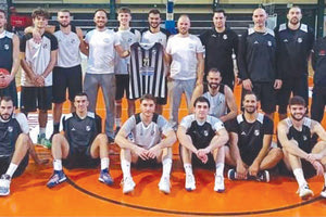 Οι αδερφοί Σιμάκη με παίκτες και παράγοντες του μπασκευτικού ΟΦΗ