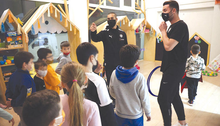 Ο Δημήτρης Σωτηρίου με τον Νίκο Μαρινάκη του ΟΦΗ επισκέφτηκαν χθες το Κέντρο Δημιουργικής Απασχόλησης «Μινιατούρες» στη Θέρισσο και μίλησαν στα παιδιά, έπαιξαν μαζί τους ενώ υπέγραψαν και αυτόγραφα.