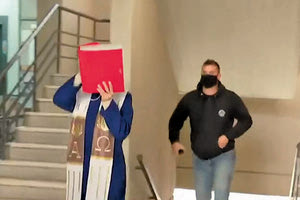 Η... υπουργός εμφανίστηκε με τήβεννο στα δικαστήριο