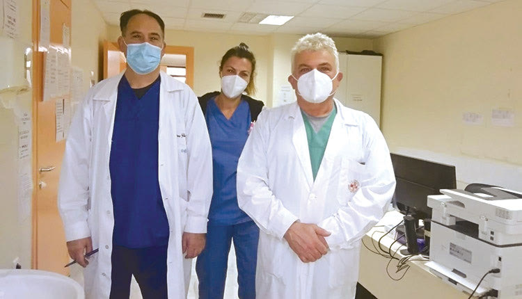 Από το πρωί μέχρι το βράδυ, 7 ημέρες την εβδομάδα, λειτουργεί το ιατρείο covid στο Κέντρο Υγείας Εσταυρωμένου, όπου υποβάλλονται σε rapid test και μοριακά τεστ χιλιάδες πολίτες