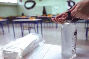 Αλλαγή σχολικού περιβάλλοντος επιβλήθηκε στον έναν μαθητή που είχε ρίξει αντισηπτικό στα μπουκάλια νερού συμμαθητριών του