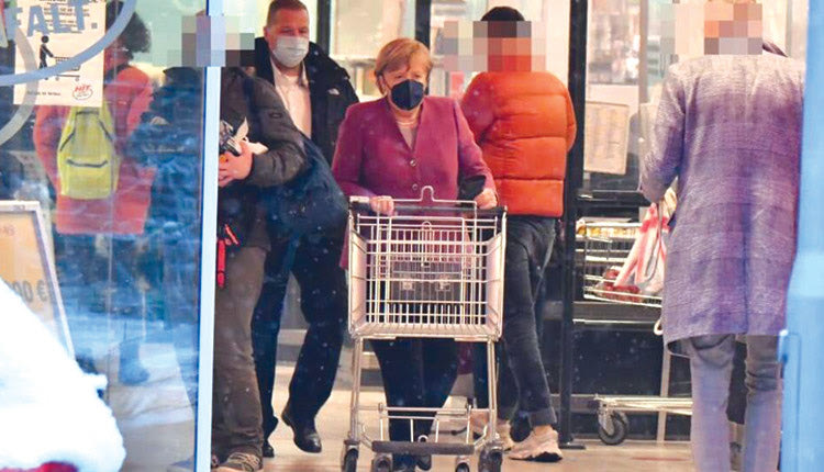 ΜΕΡΚΕΛ ΜΕ ΣΑΚΑΚΙ ΣΤΟ ΣΟΥΠΕΡΜΑΡΚΕΤ