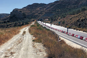 Ορατό το σχίσμα στο αποκλεισμένο σημείο του δρόμου