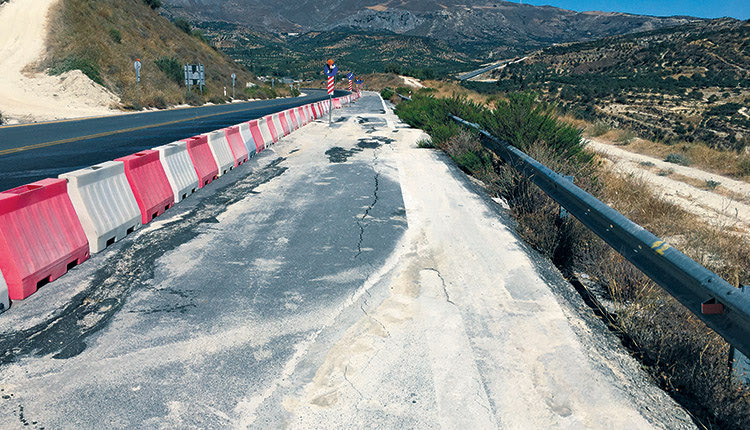 Ορατό το σχίσμα στο αποκλεισμένο σημείο του δρόμου
