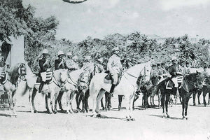 ΦΩΤΟΗΜΕΡΑΣ: Ο πρίγκιπας Γεώργιος επιθεωρεί στρατεύματα ξένων δυνάμεων στην Κρήτη (αρχές του εικοστού αιώνα).