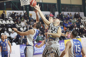 Στιγμιότυπο από το χθεσινό ματς του ΟΦΗ με τη Μεγαρίδα