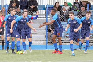 Οι παίκτες του Αλμυρού πανηγυρίζουν το γκολ του Κουράκη