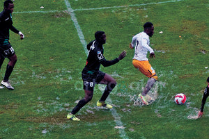 Ο Κοατένγκ με τη μπάλα σ’ ένα αγωνιστικό χώρο που έμοιαζε με λίμνη