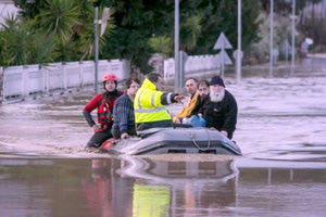 Η υπερχείλιση του Σπερχειού στη Λαμία ανάγκασε τους πυροσβέστες να απεγκλωβίσουν τους κατοίκους με βάρκες