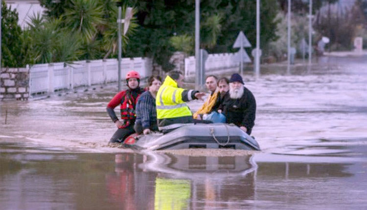 Η υπερχείλιση του Σπερχειού στη Λαμία ανάγκασε τους πυροσβέστες να απεγκλωβίσουν τους κατοίκους με βάρκες