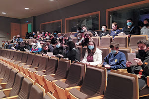 Οι μαθητές του Μουσικού Σχολείου Ηρακλείου βίωσαν μια πρωτόγνωρη και σημαντική εμπειρία. Στο πλαίσιο του μαθήματος της Ιστορίας και Οργανολογίας της Μουσικής, παρακολούθησαν μια συμφωνική ορχήστρα σε πλήρη σύνθεση. Η Φιλαρμόνια Ορχήστρα υπό τη διεύθυνση του Καλλιτεχνικού διευθυντή του ΠΚΣΗ Μύρωνα Μιχαηλίδη, παρουσίασε την 5η συμφωνία του L.V.Beethoven στην avante premiere των συναυλιών αφιέρωμα στο διάσημο Γερμανό συνθέτη. Μαθητές και συνοδοί εκπαιδευτικοί απόλαυσαν κάθε λεπτό αυτής της βιωματικής εμπειρίας, γεμάτη με πολύτιμους ήχους και εικόνες, αποκομίζοντας πλούσια οφέλη για την εκπαίδευση των μαθητών. “Το Μουσικό Σχολείο Ηρακλείου-επισημαίνει ο διευθυντής του κ.Κώστας Βαρβεράκης- ευχαριστεί ιδιαίτερα το Πολιτιστικό Συνεδριακό Κέντρο Ηρακλείου για τη στήριξη και την ουσιαστική του βοήθεια στην εκπαίδευση των μαθητών μας! Ευχαριστούμε επίσης τον Δήμο Χερσονήσου, που ανέλαβε τη μετακίνηση των μαθητών”.