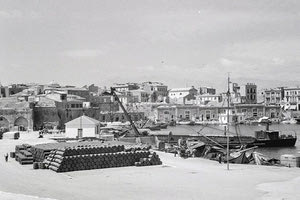 ΦΩΤΟΗΜΕΡΑΣ: ΤΟ ΛΙΜΑΝΙ του Ηρακλείου στα 1950. Διακρίνονται βαρέλια έτοιμα να φορτωθούν.