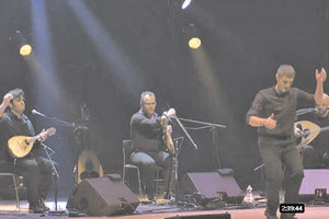 ΣΤΗ PHILHARMONIE DE PARIS ΓΙΑ ΤΑ 200 ΧΡΟΝΙΑ ΤΗΣ ΕΛΛΗΝΙΚΗΣ ΕΠΑΝΑΣΤΑΣΗΣ Ενθουσίασε το γαλλικό κοινό το Κρητικό Κουαρτέτο του Στέλιου Πετράκη