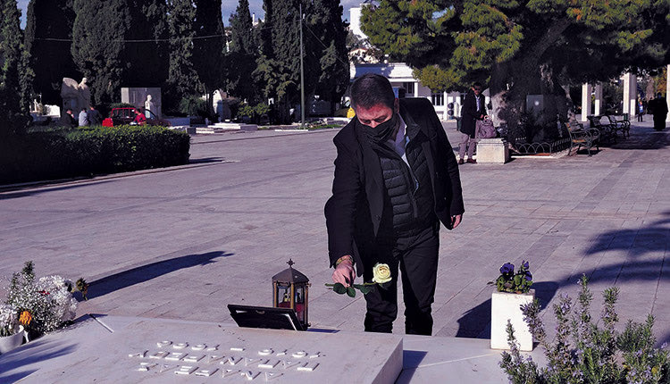 Τους τάφους του Ανδρέα Παπανδρέου και της Φώφης Γεννηματά επισκέφθηκε ο Νίκος Ανδρουλάκης