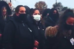 Σε άτυπη διαμαρτυρία κατά της βίας μετατράπηκε η κηδεία της 29χρονης Τζεβριέ, που ξυλοκοπήθηκε μέχρι θανάτου από τον σύζυγό της και κατέληξε στο νοσοκομείο Αλεξανδρούπολης.