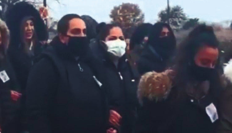 Σε άτυπη διαμαρτυρία κατά της βίας μετατράπηκε η κηδεία της 29χρονης Τζεβριέ, που ξυλοκοπήθηκε μέχρι θανάτου από τον σύζυγό της και κατέληξε στο νοσοκομείο Αλεξανδρούπολης.