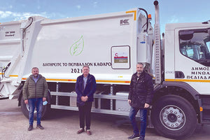 Δύο νέα απορριμματοφόρα οχήματα απέκτησε ο Δήμος Μινώα Πεδιάδας με σκοπό την ενίσχυση και τον εκσυγχρονισμό του μηχανοκίνητου στόλου του Δήμου και τη βελτιστοποίηση της λειτουργίας της Υπηρεσίας Καθαριότητας, ώστε να παρέχονται αποδοτικότερες υπηρεσίες προς τους δημότες. Πρόκειται για οχήματα με συμπιεστή απορριμμάτων τύπου πρέσας με σύστημα ανύψωσης κάδων, το ένα χωρητικότητας 16κ.μ. και το άλλο 22κ.μ.,που διαθέτουν όλες τις σύγχρονες λειτουργίες και απαιτήσεις για την εκτέλεση των καθηκόντων τους. Η χρηματοδότηση της προμήθειας ύψους 395.300 ευρώ (με ΦΠΑ), έγινε μέσω του προγράμματος «ΦΙΛΟΔΗΜΟΣ ΙΙ», μετά από τη διεξαγωγή διεθνούς ανοικτού ηλεκτρονικού διαγωνισμού, στην οποία προχώρησε το περασμένο έτος η δημοτική αρχή του Δήμου Μινώα Πεδιάδας. Η παραλαβή των νέων οχημάτων πραγματοποιήθηκε από το δήμαρχο κ. Μανώλη Φραγκάκη, παρουσία του Αντιδημάρχου Καθημερινότητας κ. Μανώλη Σμυρνάκη και του Γενικού Γραμματέα του Δήμου κ. Γαβριήλ Κουρή. Μετά την παραλαβή ακολούθησε ενημέρωση του τεχνικού προσωπικού και των οδηγών της υπηρεσίας για το χειρισμό και τη συντήρηση των οχημάτων.